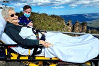Zdravotníci vzali těžce nemocnou stařenku (85) na výlet do hor: Toužila vidět milovanou krajinu