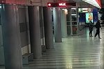 Surovec v metru napadl stařenku (90), požádala ho, aby ji pustil sednout