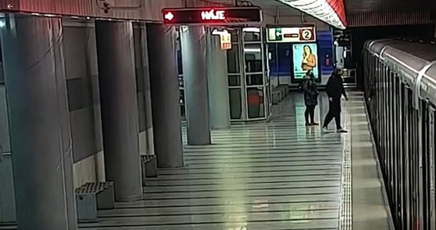 Surovec v metru napadl stařenku (90), požádala ho, aby ji pustil sednout.