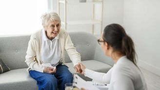 Seniorům pomáháme s tématem osamění i právními záležitostmi, říká Záhrobská z organizace Život90 Seniorům pomáháme s tématem osamění i právními záležitostmi, říká Záhrobská z organizace Život90