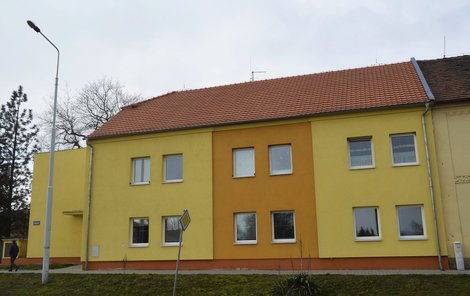 Dům ve Stodu na Plzeňsku. V bytě v 1. patře našli záchranáři babičku v hrozném stavu.
