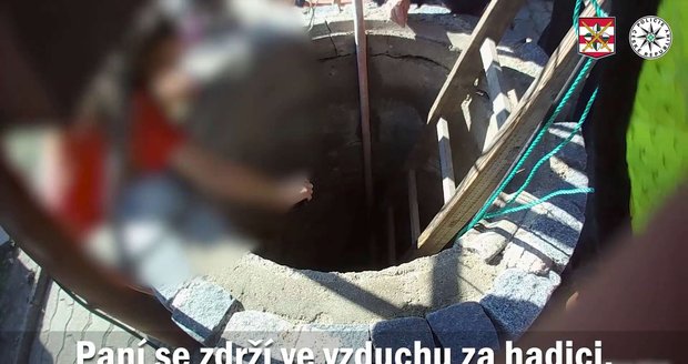 Už druhý případ, kdy seniorka uvízla ve studni, řešili během jednoho týdne jihomoravští záchranáři. Tentokrát pomohli stařence (83) v Dubňanech.