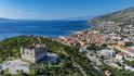 Češi ale do Chorvatska obvykle jedou autem. Cesta k severnějším přímořským letoviskům typu Senj zabere kolem deseti hodin. Češi ale do Chorvatska obvykle jedou autem. Cesta k severnějším přímořským letoviskům typu Senj zabere kolem deseti hodin.