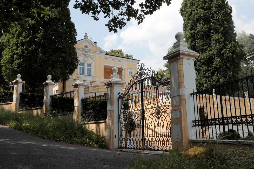 Vila po Alexeji Čepičkovi v Senohrabech se prodávala za 70. milionů Kč (červen 2018).