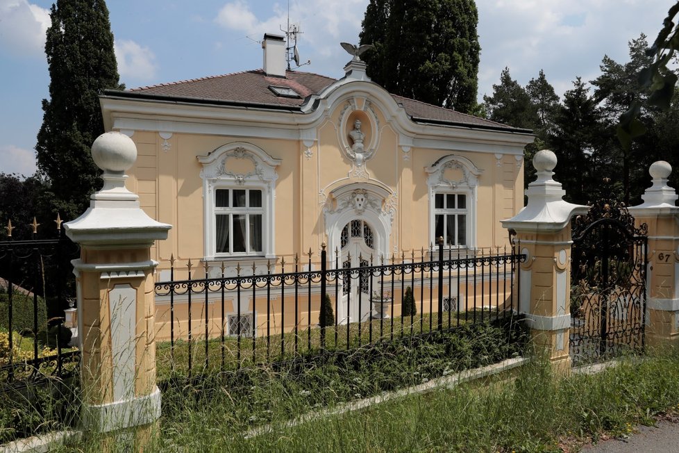 Vila po Alexeji Čepičkovi v Senohrabech se prodávala za 70. milionů Kč (červen 2018).