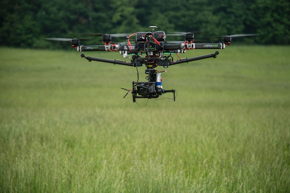 Nová aplikace Senoseč má pomoct zemědělcům a myslivcům při sečení luk. Termokamera na dronu odhalí zvíře v trávě, které se tak pomůže zachránit před těžkými stroji a jisté smrti