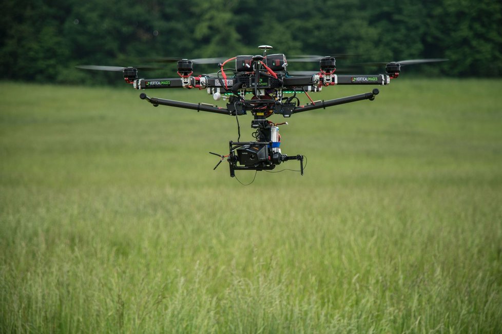 Nová aplikace Senoseč má pomoct zemědělcům a myslivcům při sečení luk. Termokamera na dronu odhalí zvíře v trávě, které se tak pomůže zachránit před těžkými stroji a jistou smrtí.