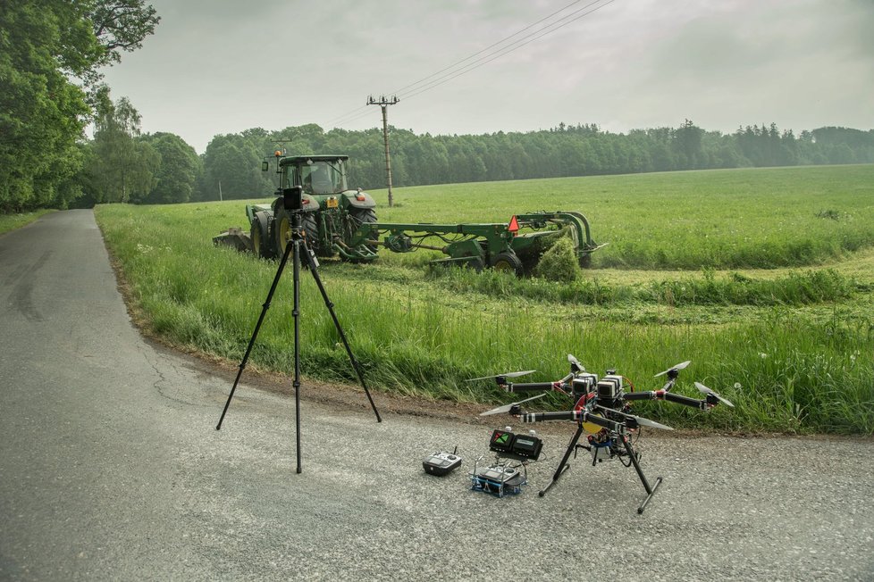 Nová aplikace Senoseč má pomoct zemědělcům a myslivcům při sečení luk. Termokamera na dronu odhalí zvíře v trávě, které se tak pomůže zachránit před těžkými stroji a jisté smrti