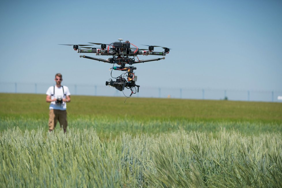 Aplikace Senoseč má pomoct zemědělcům a myslivcům při sečení luk. Termokamera na dronu odhalí zvíře v trávě, které se tak pomůže zachránit před těžkými stroji a smrtí.