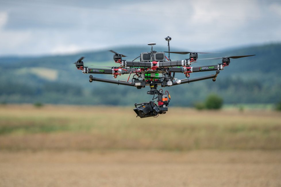 Nová aplikace Senoseč má pomoct zemědělcům a myslivcům při sečení luk. Termokamera na dronu odhalí zvíře v trávě, které se tak pomůže zachránit před těžkými stroji a jisté smrti