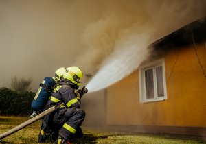 V Šenově hořel rodinný dům. Škoda je nejméně čtyři miliony korun.