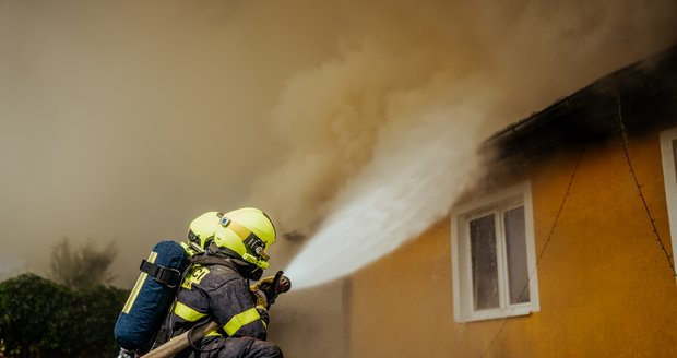 Dům v plamenech, majitelé v šoku: Pomáhat musel psycholog! Shořely čtyři miliony