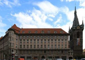 Cukrovarnický palác, který navrhoval architekt Josef Zasche, je ozdobou Senovážného náměstí.