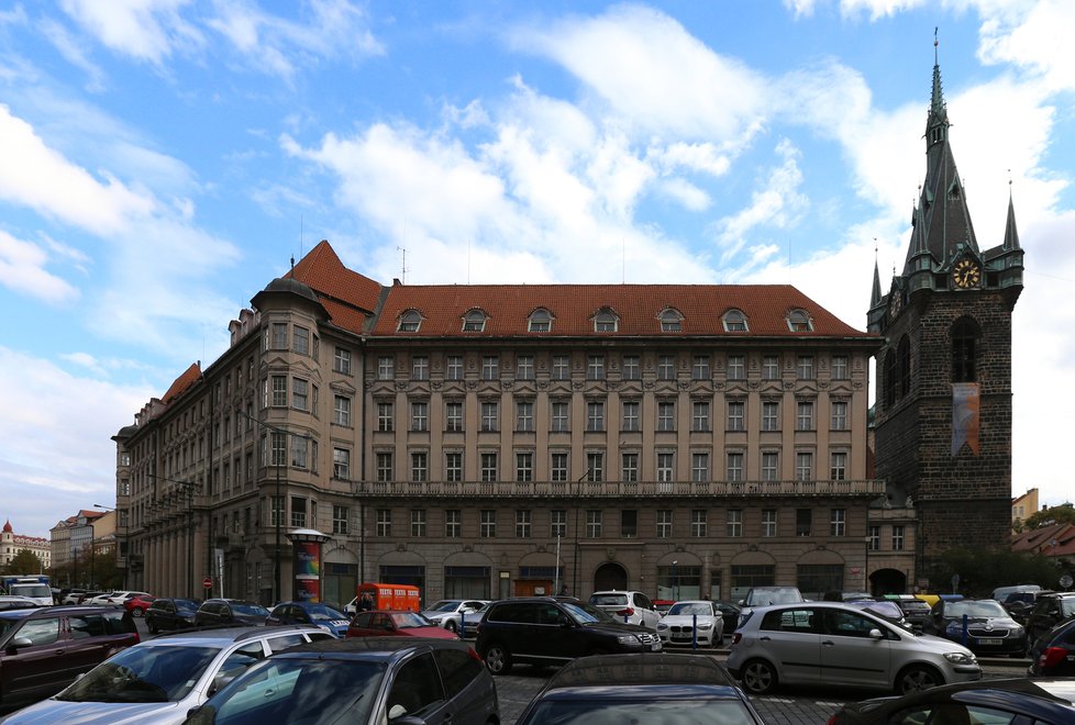 Cukrovarnický palác, který navrhoval architekt Josef Zasche, je ozdobou Senovážného náměstí.