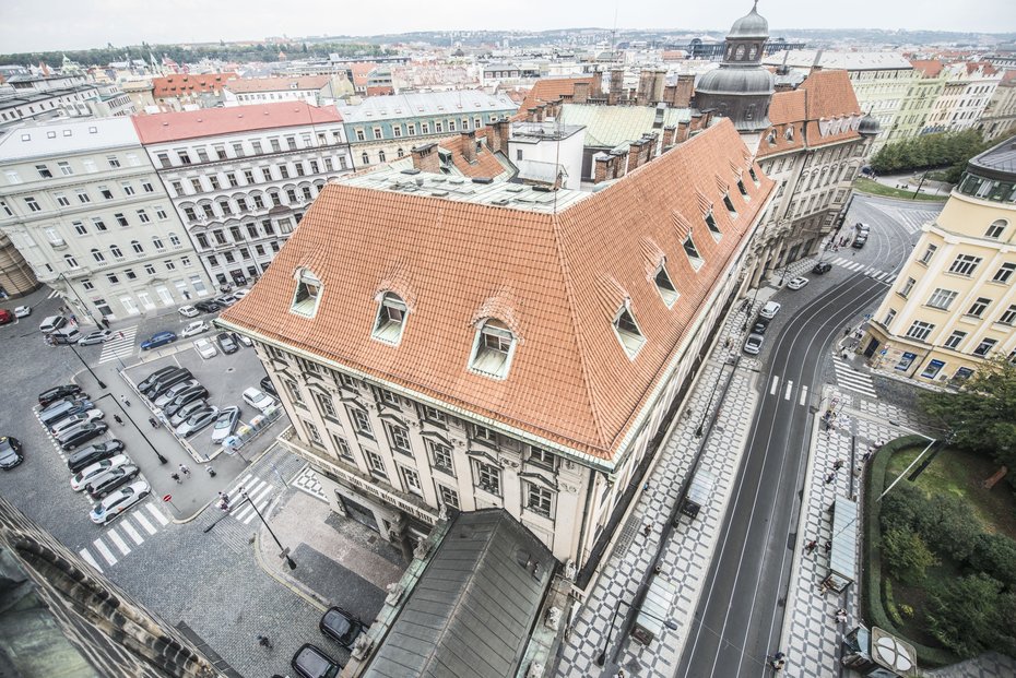 Cukrovarnický palác a bývalé sídlo Investiční a poštovní banky v jednom v Praze 1 na Senovážném náměstí.
