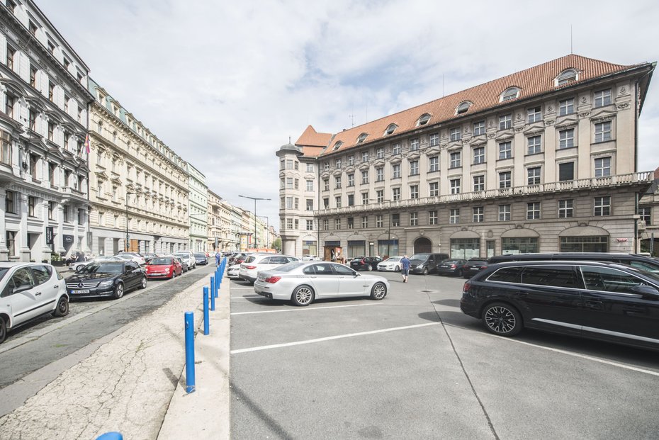 Cukrovarnický palác a bývalé sídlo Investiční a poštovní banky v jednom v Praze 1 na Senovážném náměstí.