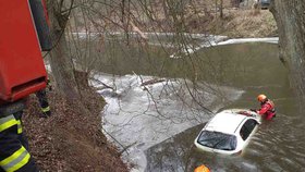 Hasiči v sobotu dopoledne  lovili osobní auto z řeky v Senticích na Brněnsku. Do vody sjelo samovolně.