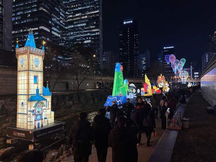 Lanternu tvůrci vyrobili z tradičního korejského papíru hanji. Lanternu tvůrci vyrobili z tradičního korejského papíru hanji.