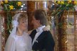 Ve videoklipu k písni Den je krásný prožijí Iveta Bartošová a Petr Sepéši svatební den