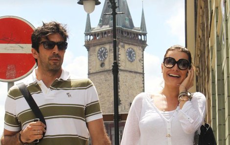 Slavný pár mohli zahlédnout včera i turisté na Staroměstském náměstí.