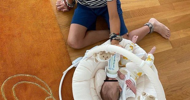 Syn Aleny Šeredové David Buffon krmí svou malou sestřičku