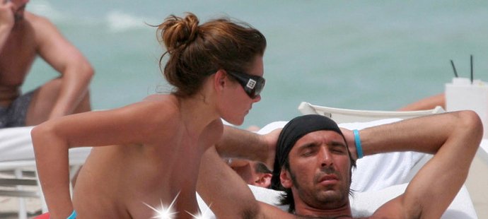 Alena Šeredová si ráda užívá s Buffonem leháro na pláži.