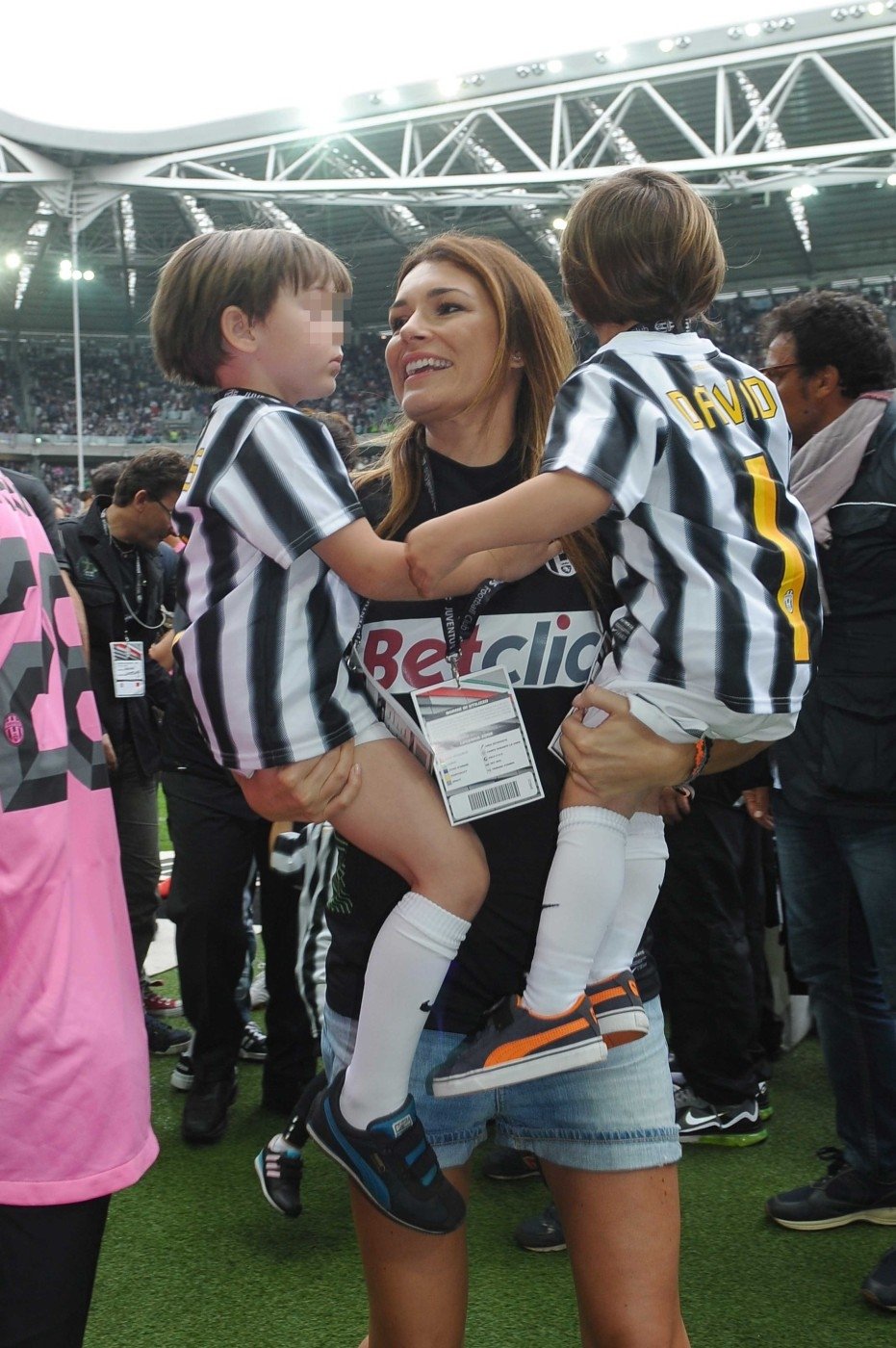 Alena Šeredová slaví s dětmi přímo na hřišti titul Juventusu, za který chytá manžel a otec Gianluigi Buffon.