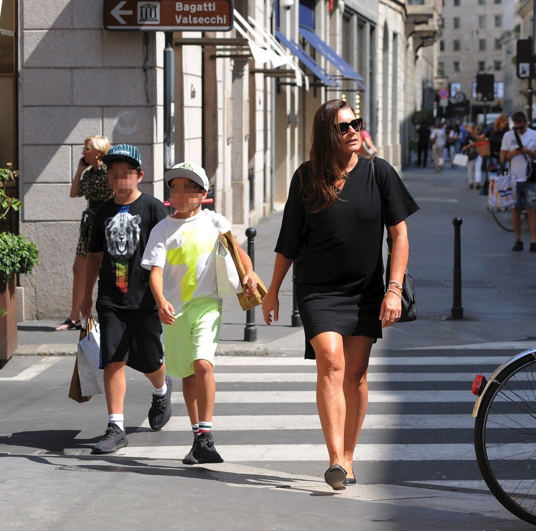 Modelka Alena Šeredová se syny na procházce v Miláně