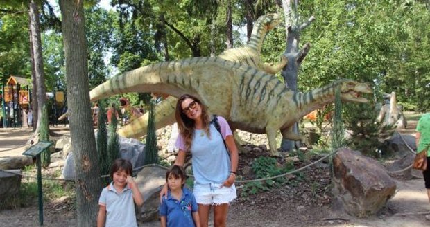 Z nedávného výletu do plzeňského Dinoparku byli Alenini synové Luis a David nadšení.