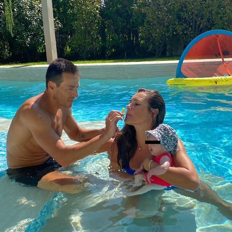 Alena Šeredová s dcerkou Vivienne a partnerem dováděli u bazénu.