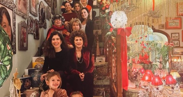 Alena Šeredová en una foto familiar en casa de su suegra Alena Šeredová en una foto familiar en casa de su suegra
