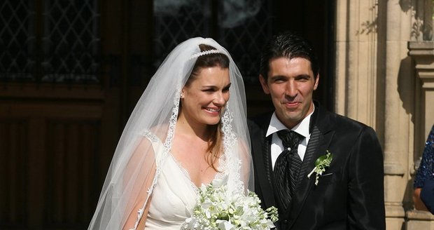 Novomanželé Alena a Gigi Buffonovi před vyšehradskou katedrálou