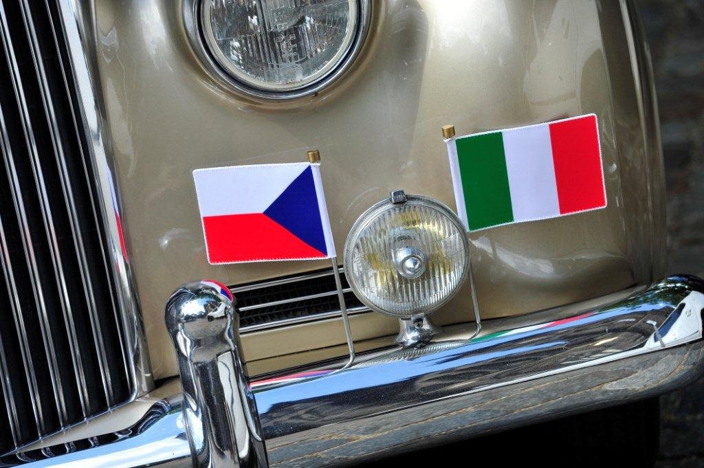 Bentley, kterým přijel ženich, má na sobě českou a italskou vlaječku