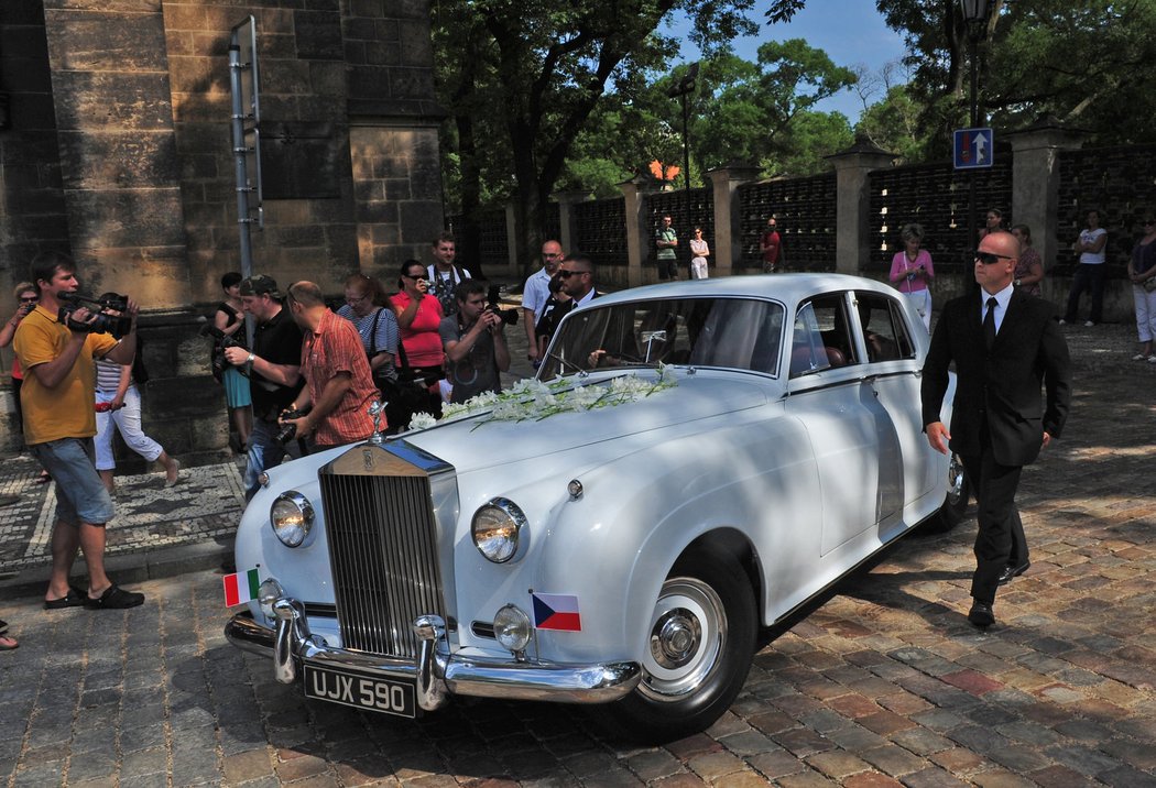 Alena přijela bílým Rolls Roycem