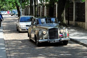 Ženich přijíždí na Vyšehrad ve starém Bentley