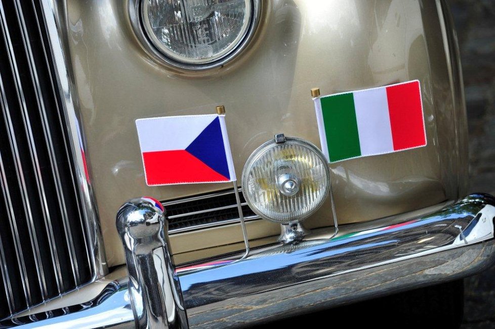 Bentley, kterým přijel ženich, má na sobě českou a italskou vlaječku.