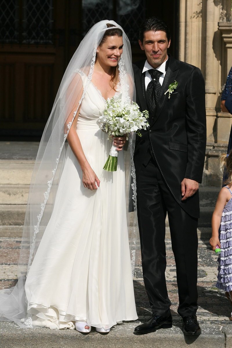 Novomanželé Alena a Gigi Buffonovi před vyšehradskou katedrálou