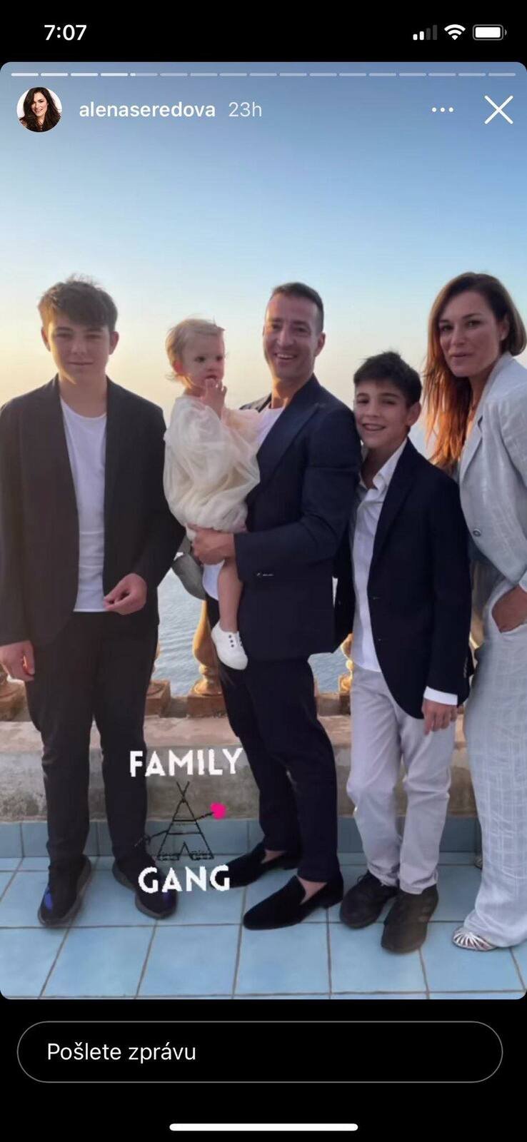 Alena Šeredová s rodinou na další svatbě