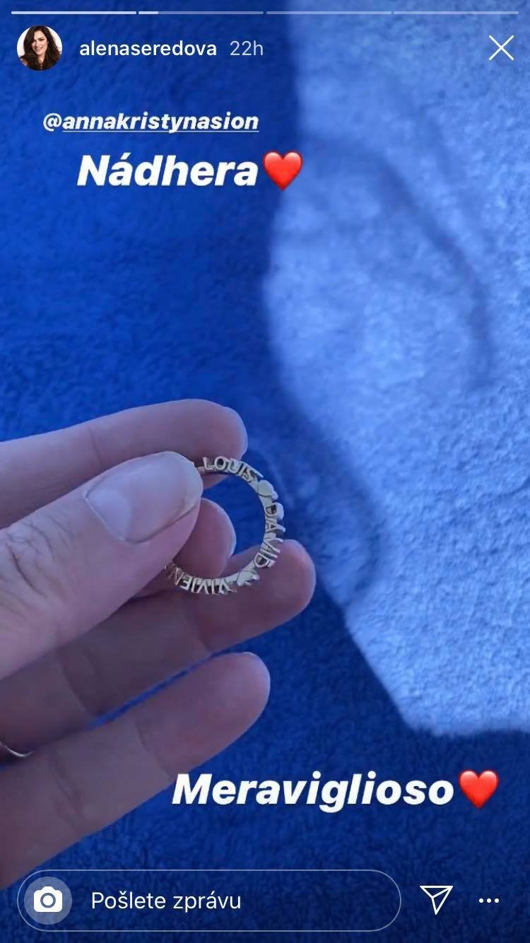 Alena se pochlubila originálním prstenem.