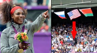 VIDEO: Americká vlajka padá... Serena se diví a Britové se smějou