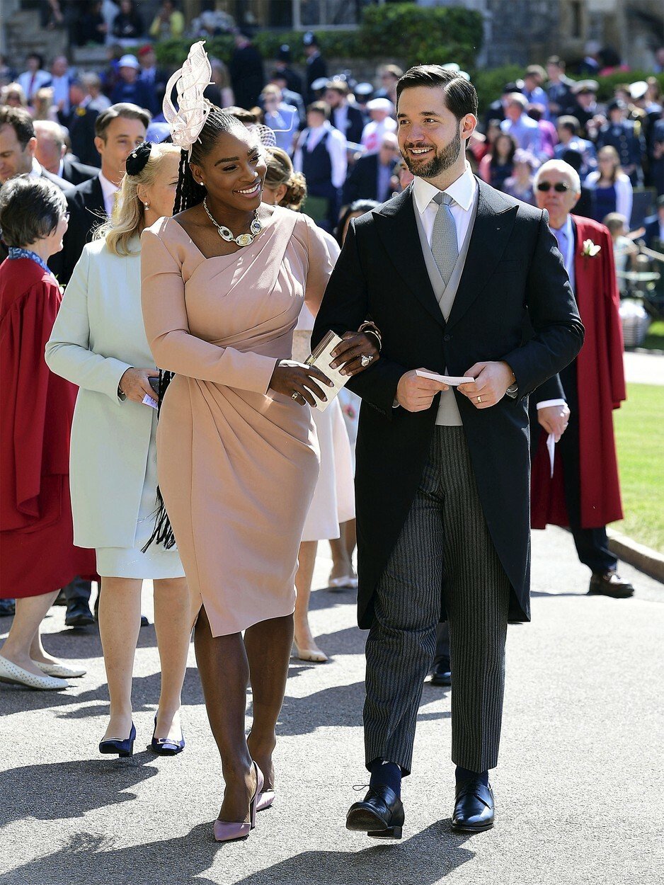 Serena WIlliams s manželem na svatbě Meghan Markleové a prince Harryho.