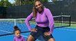 Serena Williamsová s dcerkou na kurtu