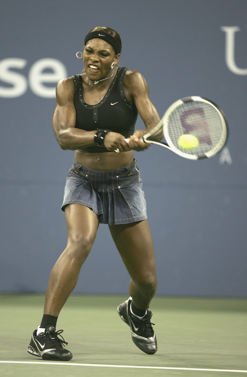 I po přechodu ke konkurenční značce Nike chtěla Serena šokovat. Na US Open před 14 lety se oblékala, jako když jde na diskotéku. V New Yorku vypadla ve čtvrtfinále.