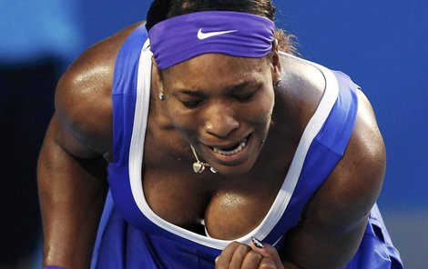 Serena Williamsová zdrtila Arnovou a její poprsí způsobilo poprask v Melbourne.