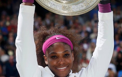 Serena s cenným stříbrným talířem.