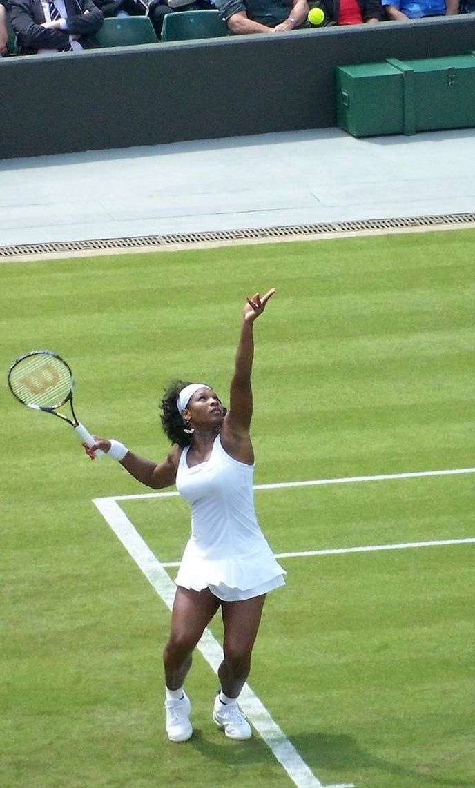 Serena Williamsová podává.