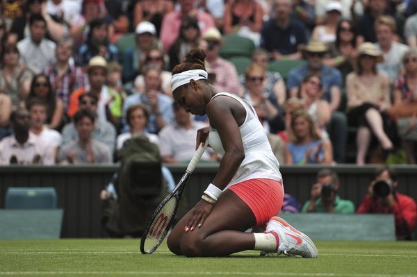 V roce 2013 vypadla Serena Williamsová z Wimbledonu už v osmifinále, štěstí jí nepřinesly ani barevné podtrenky