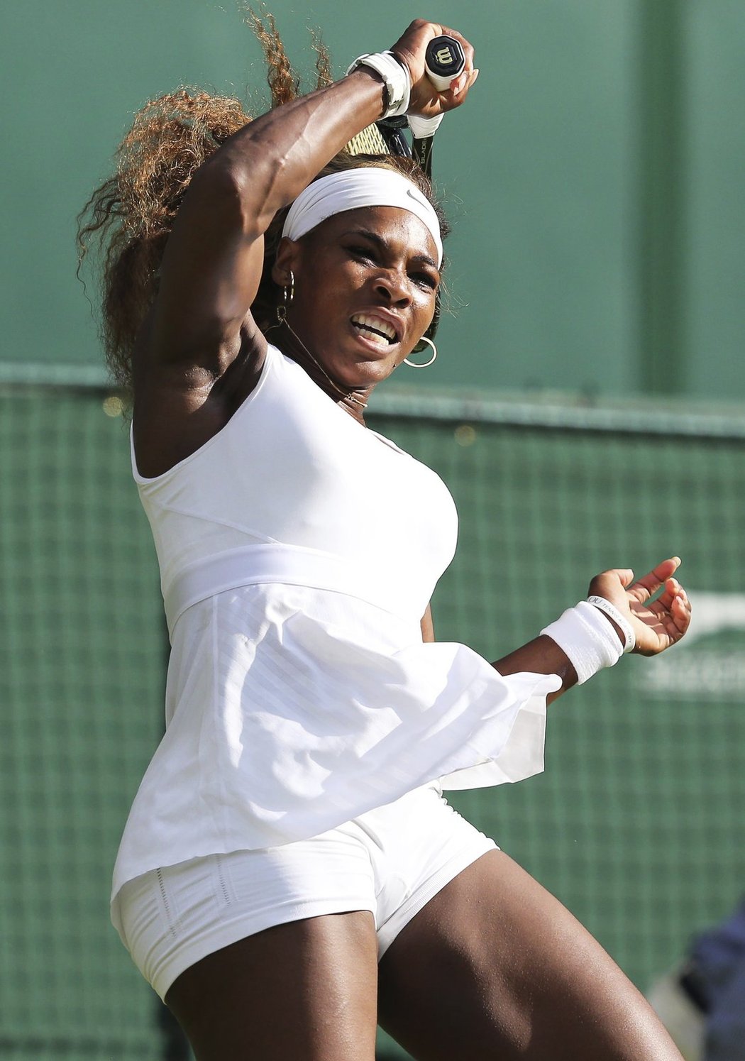 Letos už je i extravagantní Serena Williamsová celá v bílém, přísná pravidla žádnou barvu neumožňují