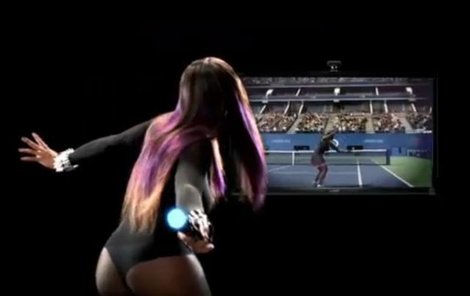 Serena Williamsová hraje před obrazovkou virtuální tenis.