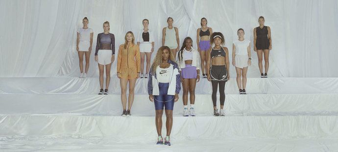 Serena Williamsová vpředu. V pozadí pak například Petra Kvitová a Markéta Vondroušová